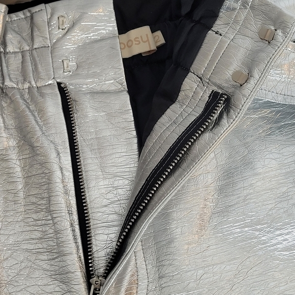 Choosy Silver Metallic Faux Leather High Waist Paperbag Party Shorts - Size 2 - Picture 4 of 9